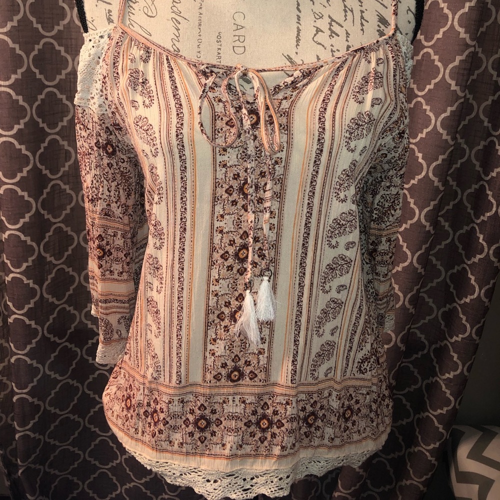 Off the shoulder/long sleeve floral shirt